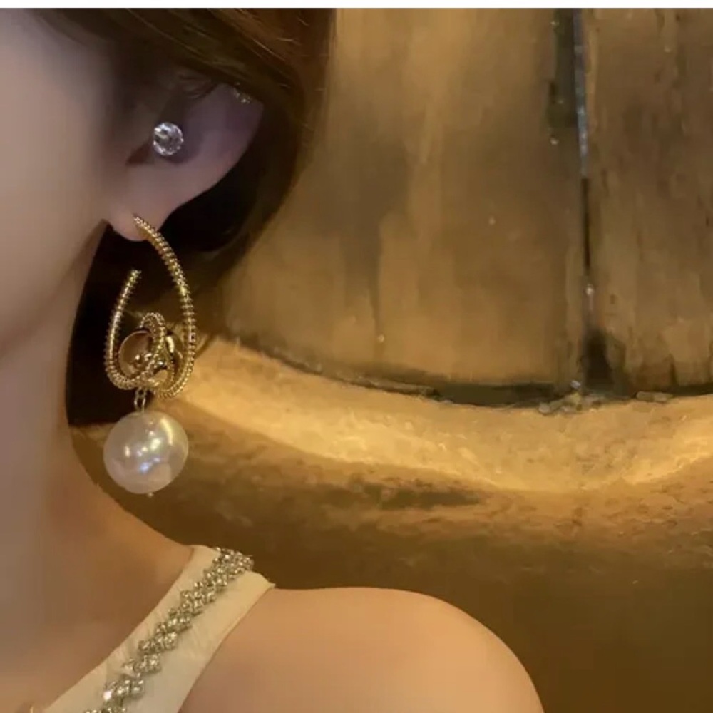 Elegant Gold and Pearl Drop Earrings - Picture 4 of 14